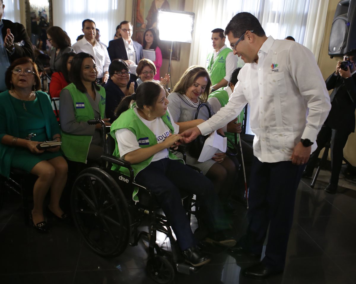 Opositores acusan al presidente de Honduras, Juan Orlando Hernández, de querer permanecer en el poder cuatro años más. (Foto Prensa Libre: EFE).