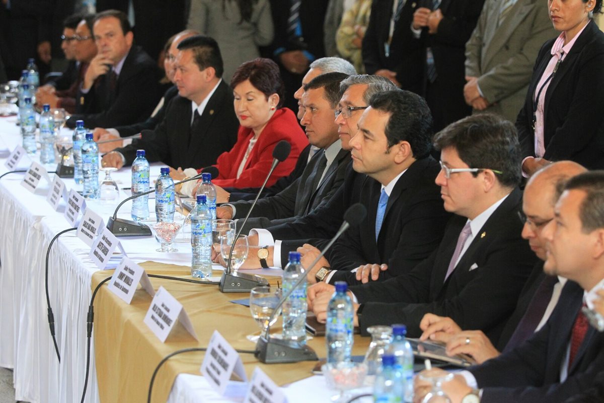 El presidente Jimmy Morales acudió al Congreso de la República para presentar propuestas de reformas a leyes (Foto Prensa Libre: Esbin García)