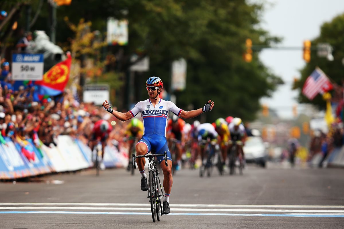 Peter Sagan levanta los brazos en señal de triunfo al ingresar a la meta en Virginia. (Foto Prensa Libre: AFP)