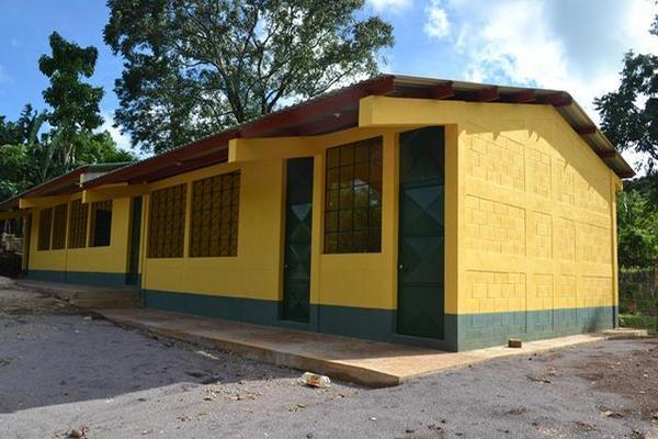 Edificio escolar construido en  caserío Buenos Aires, con el apoyo de la cooperación austriaca. (Foto Prensa Libre: Édgar Girón)