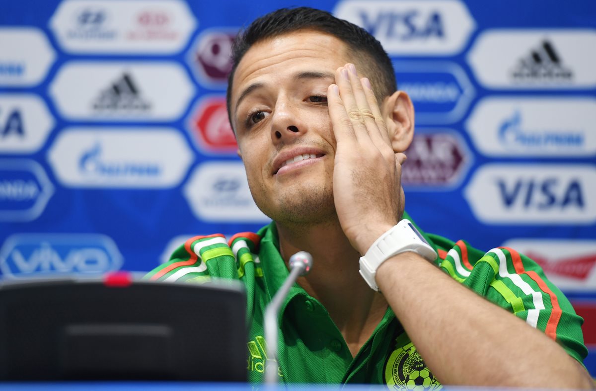 Javier Hernandez responde las preguntas de los periodistas en la conferencia de prensa previo al juego contra los alemanes. (Foto Prensa Libre: AFP)