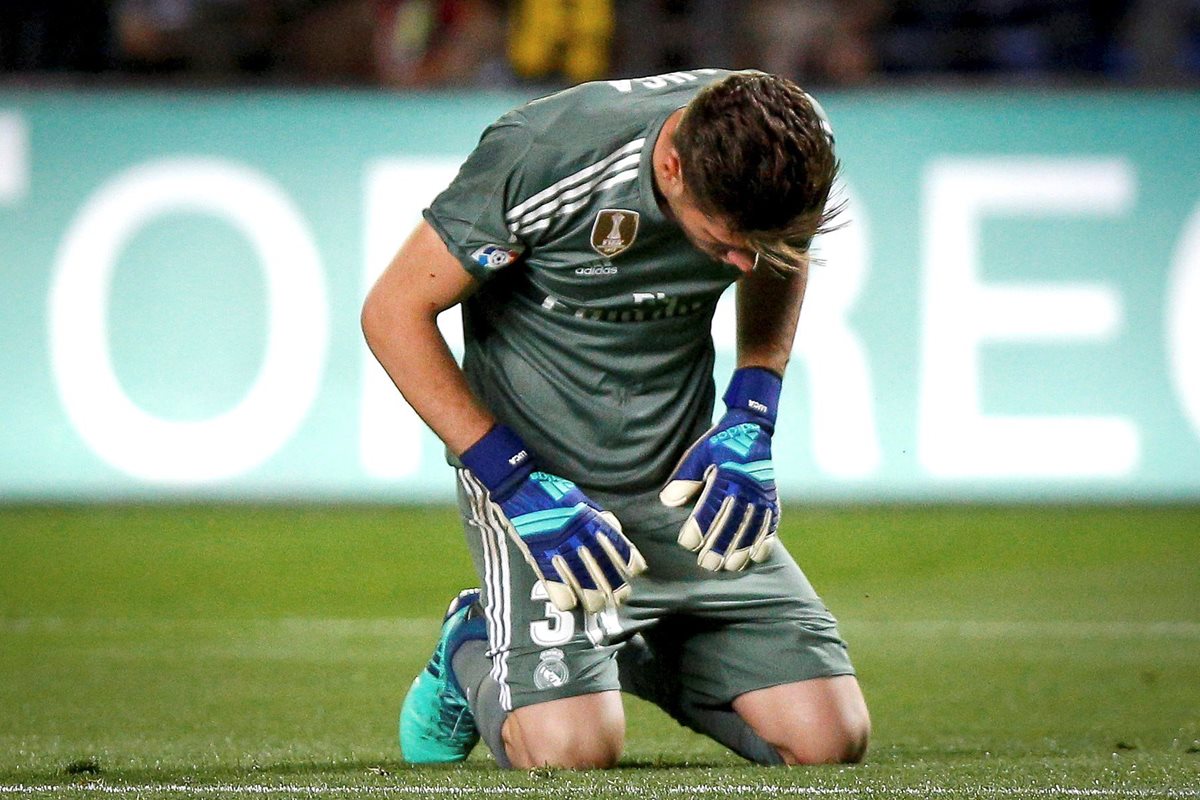 Luca, hijo de Zidane, se lamente después de recibir un gol en el juego entre Real Madrid y Villarreal. (Foto Prensa Libre: EFE)