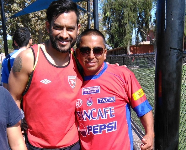 Carlos Ruiz comparte con aficionados a la Bicolor en Estados Unidos. (Foto Prensa Libre: Eduardo González)