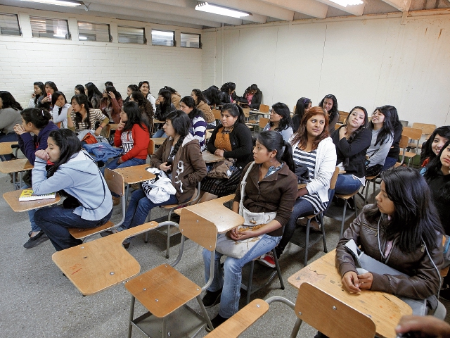 Este año se graduarán mil 700 maestros en Educación de la Universidad de San Carlos, quienes ingresarían a trabajar en el Ministerio de Educación. (Foto Prensa Libre: Hemeroteca PL)