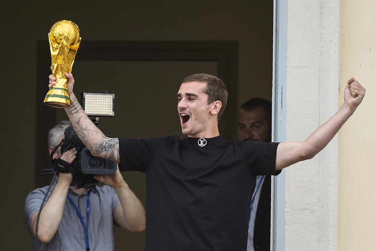 Los pobladores de Mâcon aclamaron a Antoine Griezmann. (Foto Prensa Libre: AFP)