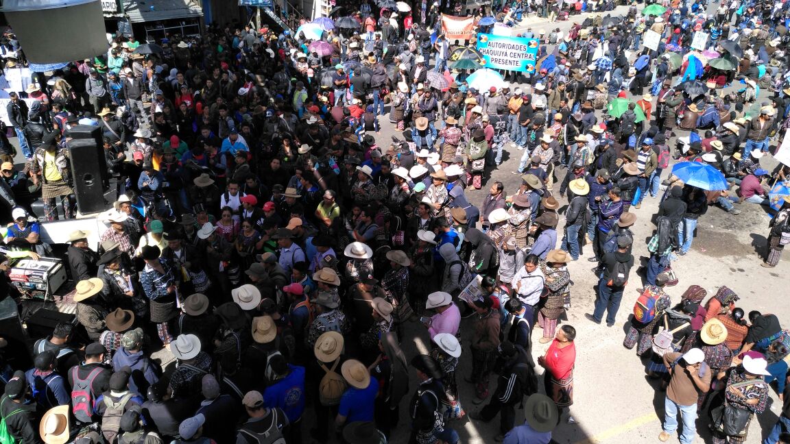 Representantes de 83 comunidades efectúan dos bloqueos de carretera en Sololá en apoyo a la Cicig. (Foto Prensa Libre: Ángel Julajuj)