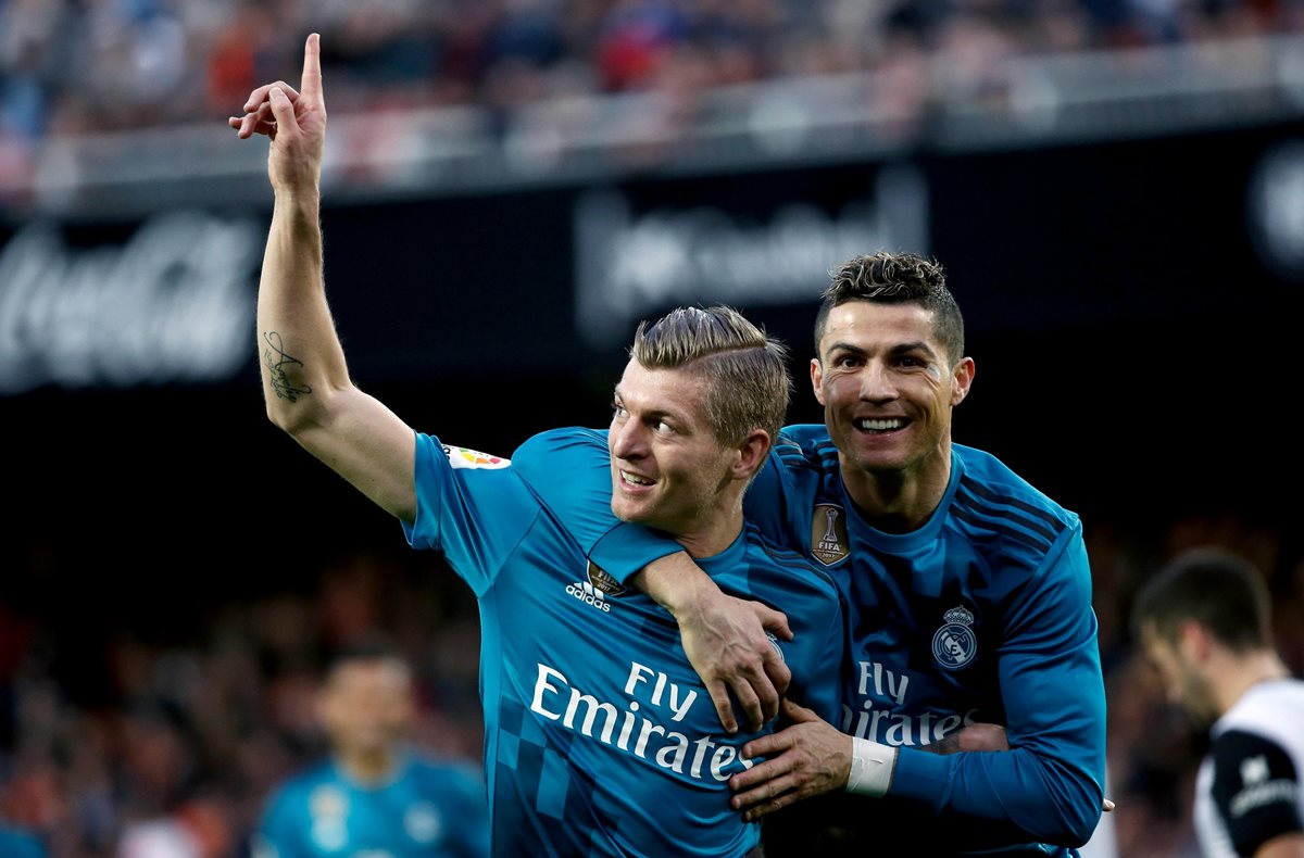 Toni Kroos marcó uno de los goles más bonitos de la tarde y sentenció el 4-1 del Madrid en Mestalla. (Foto Prensa Libre: EFE)