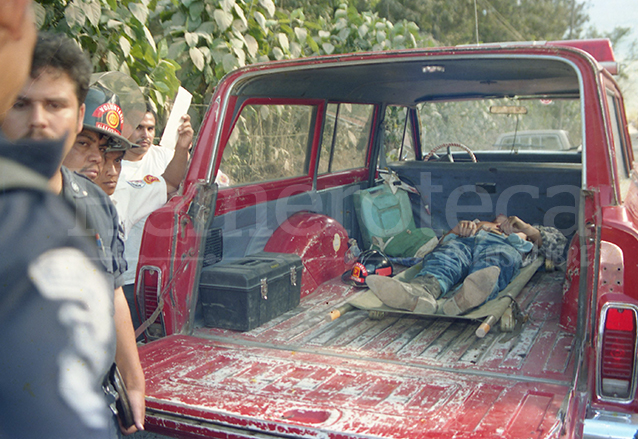 El cadáver de Pedro Haroldo Sas Rompich yace en una ambulancia minutos después del incidente en el que muriera a manos de la seguridad del entonces presidente Álvaro Arzú. (Foto: Hemeroteca PL)