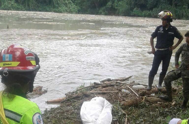 El tercer cadáver fue localizado en la represa de una hidroeléctrica a dos kilómetros del lugar de la tragedia. (Foto Prensa Libre: Eduardo Sam).