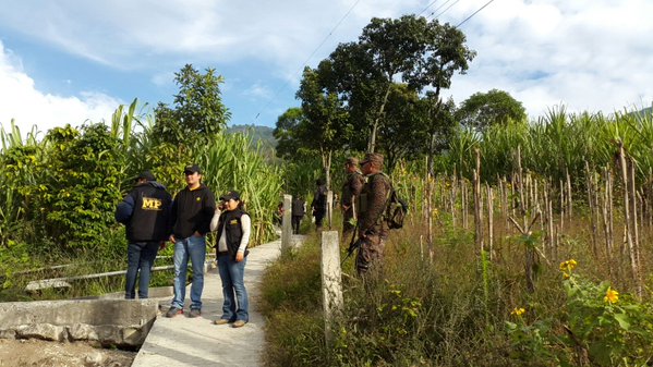 Peritos del MP coordinan allanamientos en La Mesilla, La Democracia, Huehuetenango, en busca de presuntos asaltantes. (Foto Prensa Libre: MP)