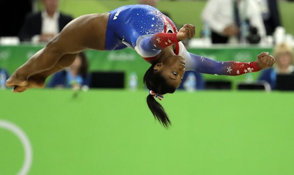 La gimmasta estadounidense Simone Bilis volvió a cautivar a Río de Janeiro con su medalla de oro (Foto Prensa Libre: AP)