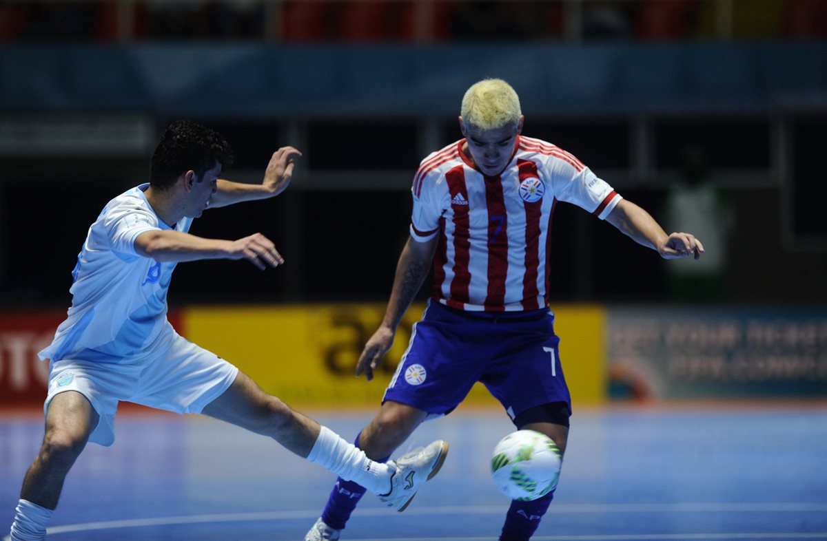 Acción durante el partido entre Guatemala y Paraguay. (Foto Prensa Libre: Francisco Sánchez)