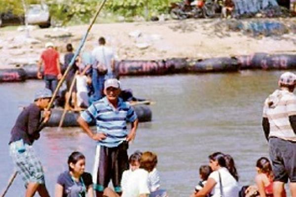 El paso  del río Suchiate, en la frontera Guatemala-México. (Foto Prensa Libre: E. Girón)