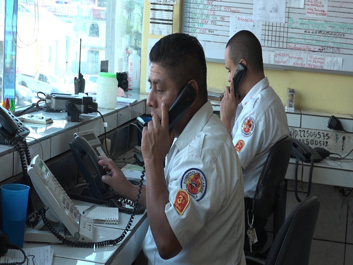 Bomberos Voluntarios reciben al menos 30 llamadas por minuto, la mayoría falsas. (Foto Prensa Libre: David Castillo)