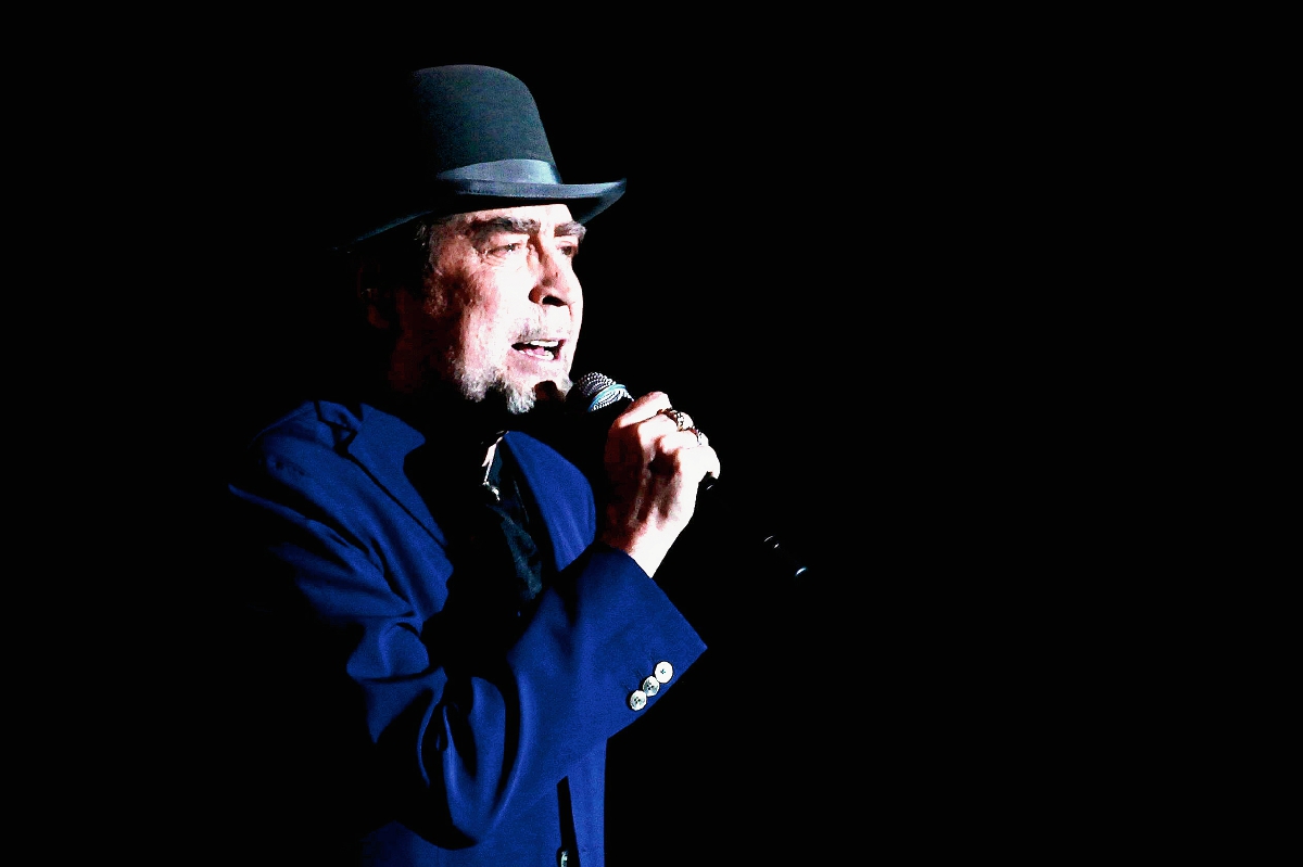 El cantante español Joaquín Sabina se presentó durante el concierto de su gira latinoamericana 500 noches para una crisis. (Foto Prensa Libre: EFE)