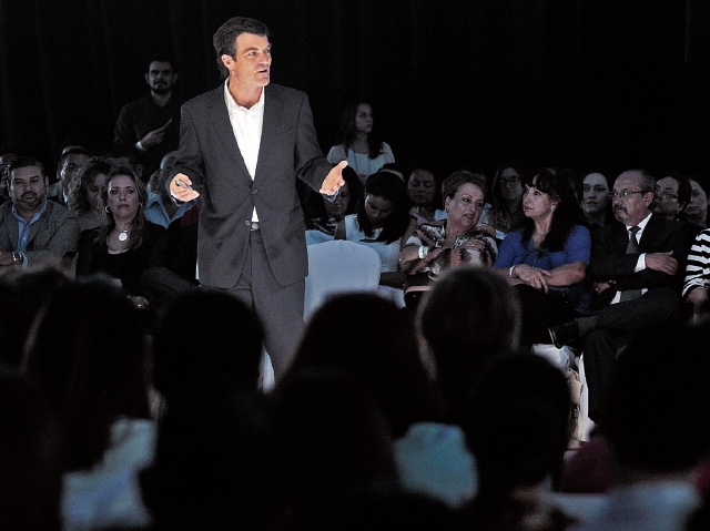 El precandidato a la presidencia de Chile, Nicolás Shea, fue uno de los conferencistas durante el X Congreso de Responsabilidad Social Empresarial de CentraRSE celebrado ayer en presencia de decenas de empresarios. (Foto Prensa Libre: Carlos Hernández)