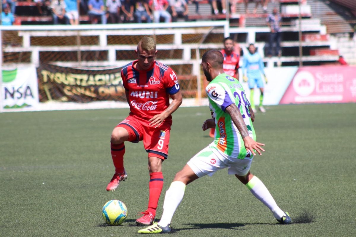 Andrés Lezcano controla el balón mientras Allan Miranda intenta cortar la jugada. (Foto Prensa Libre: Raúl Juárez)