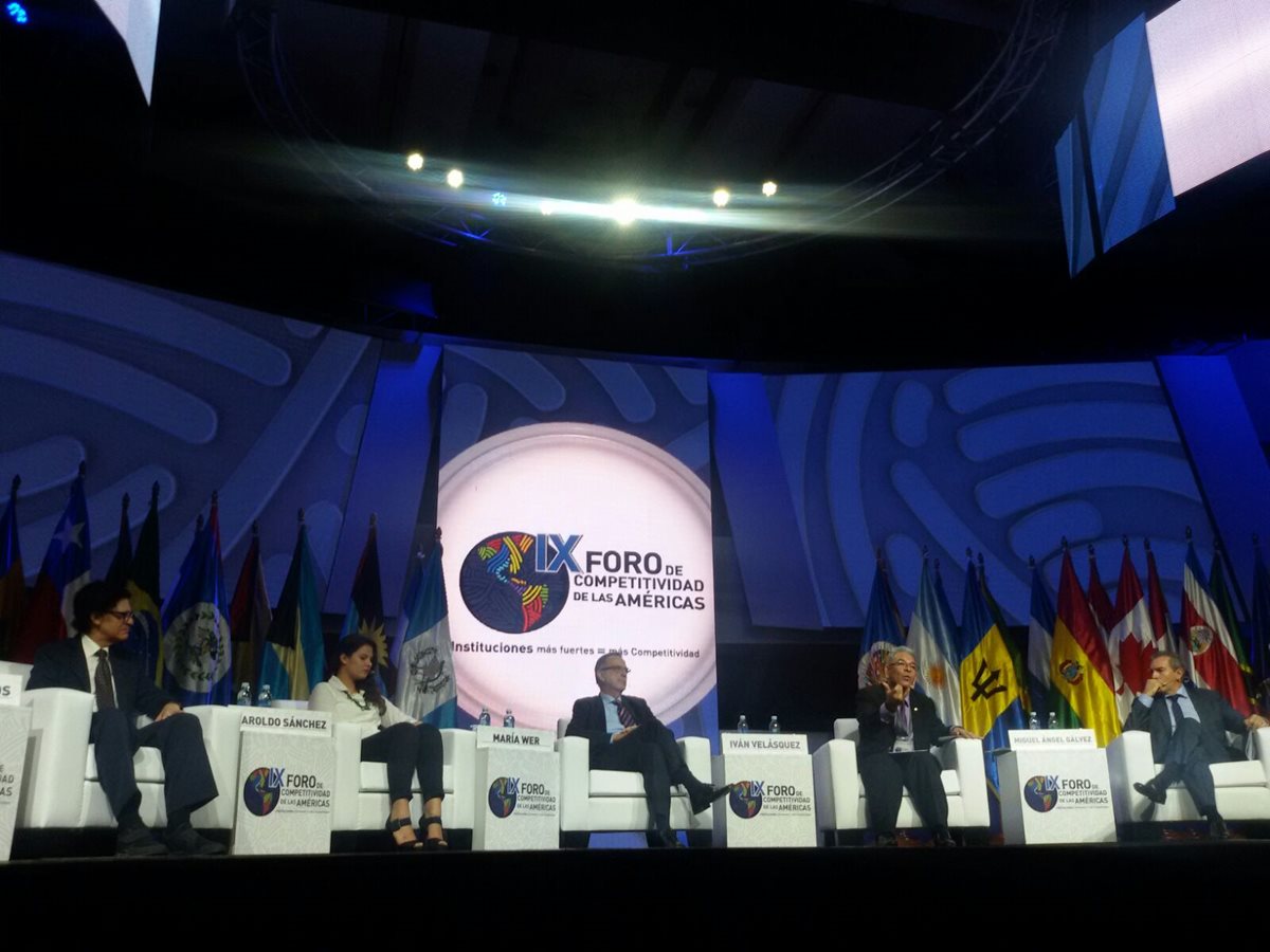 Los panelistas durante el conversatorio "El despertar de Guatemala", en el IX Foro de Competitividad de las Américas. (Foto Prensa Libre: Alvaro Interiano)