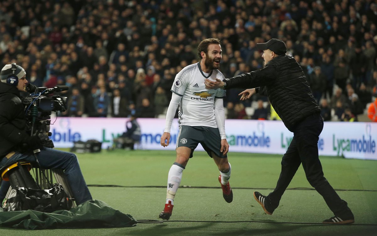 Juan Mata festeja después de haber anotado un gol para el Mánchester United contra el West Ham. (Foto Prensa Libre: AP).