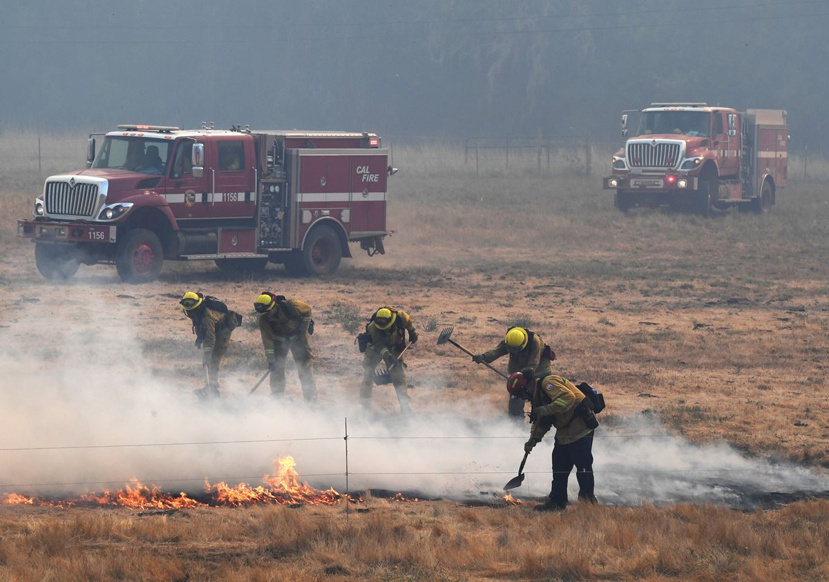 Los bomberos combaten los incendios forestales en la ciudad de Lakeport, California. (AFP)