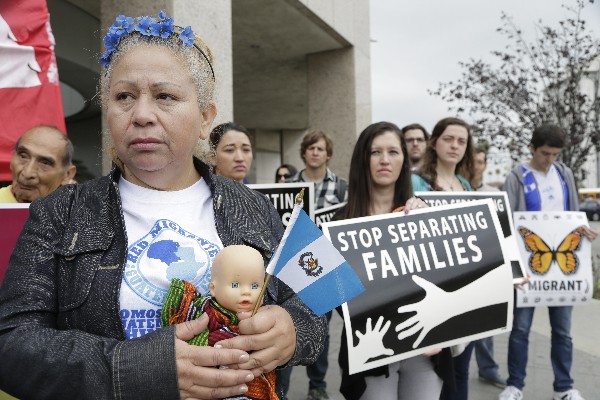 Una inmigrante guatemalteca se une a las familias afectadas por deportaciones. (AP).