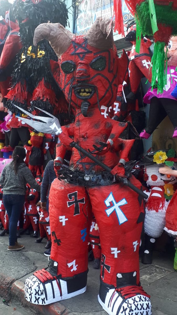 Un diablo gigante se vende en una piñatería del parque Colón de zona 1 de la capital. (Foto Prensa Libre: Eslly Melgarejo)