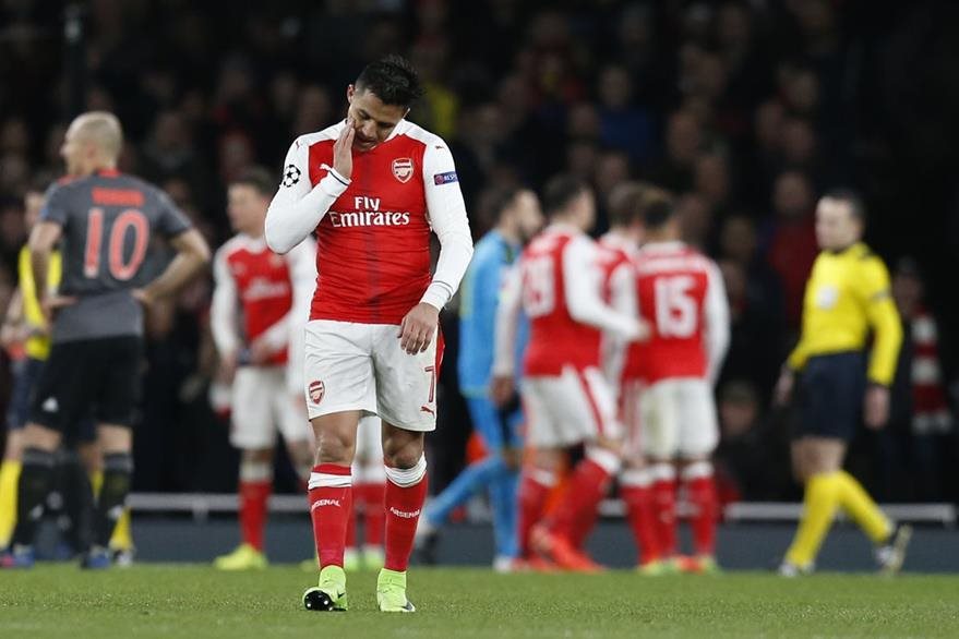 El Arsenal y el Bayern Múnich fueron multados por el comportamiento de sus aficionados en el partido de vuelta de octavos de final de la Liga de Campeones de Europa. (Foto Prensa Libre: AFP).