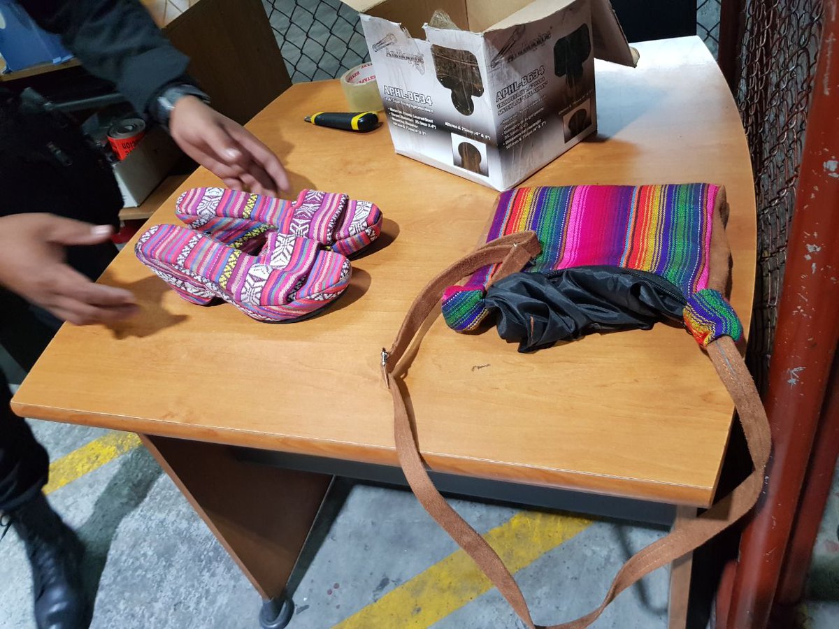 En estos zapatos estaba escondida la droga. (Foto Prensa Libre: PNC)