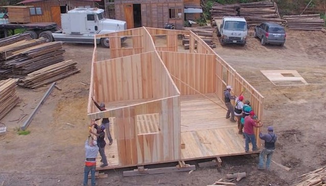 Prototipo de los módulos multifamiliares temporales que se construirán en una finca de Escuintla alejada del volcán para los damnificados. (Foto Prensa Libre: Techo)