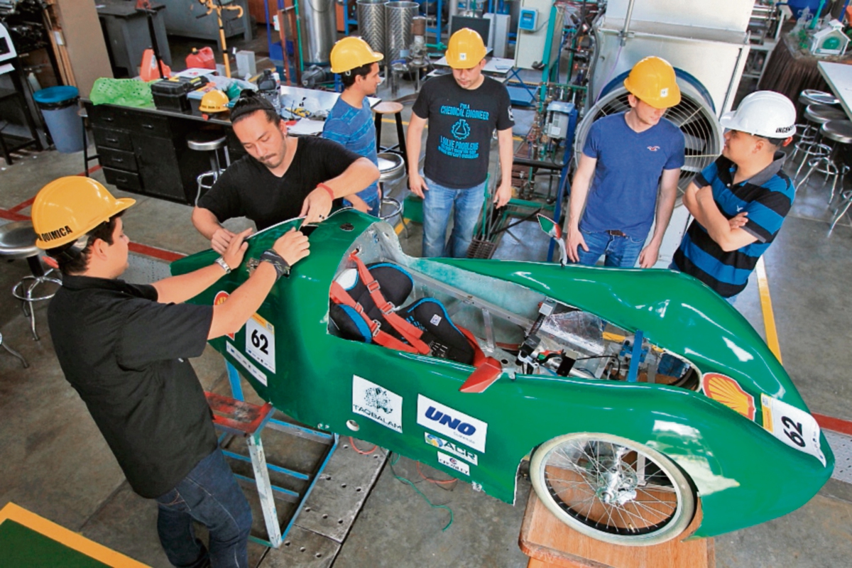 Un equipo de estudiantes de la UVG diseñó y trabajó en la fabricación del auto que emplea etanol como combustible.