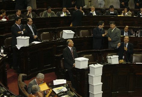 Diputados unionistas llevaron al Legislativo parte de las firmas que dijeron haber recolectado en apoyo a la candidatura de Arzú, pero el Congreso rechazó anoche entrar a conocer ese punto.