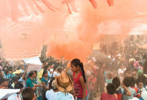 Bombas de humo anaranjado fueron parte de los distintos elementos de ese color exhibidos durante el acto para comenzar trabajos de rehabilitación de una carretera, en Nueva Santa Rosa, el domingo último.