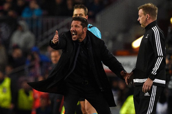 Diego Simeone asegura que mantiene la esperanza de avanzar en la serie contra el Barsa. (Foto Prensa Libre: AFP).