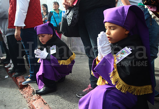 La tradición de cargar las procesiones trasciende más allá de la costumbre. (Foto: Hemeroteca PL)