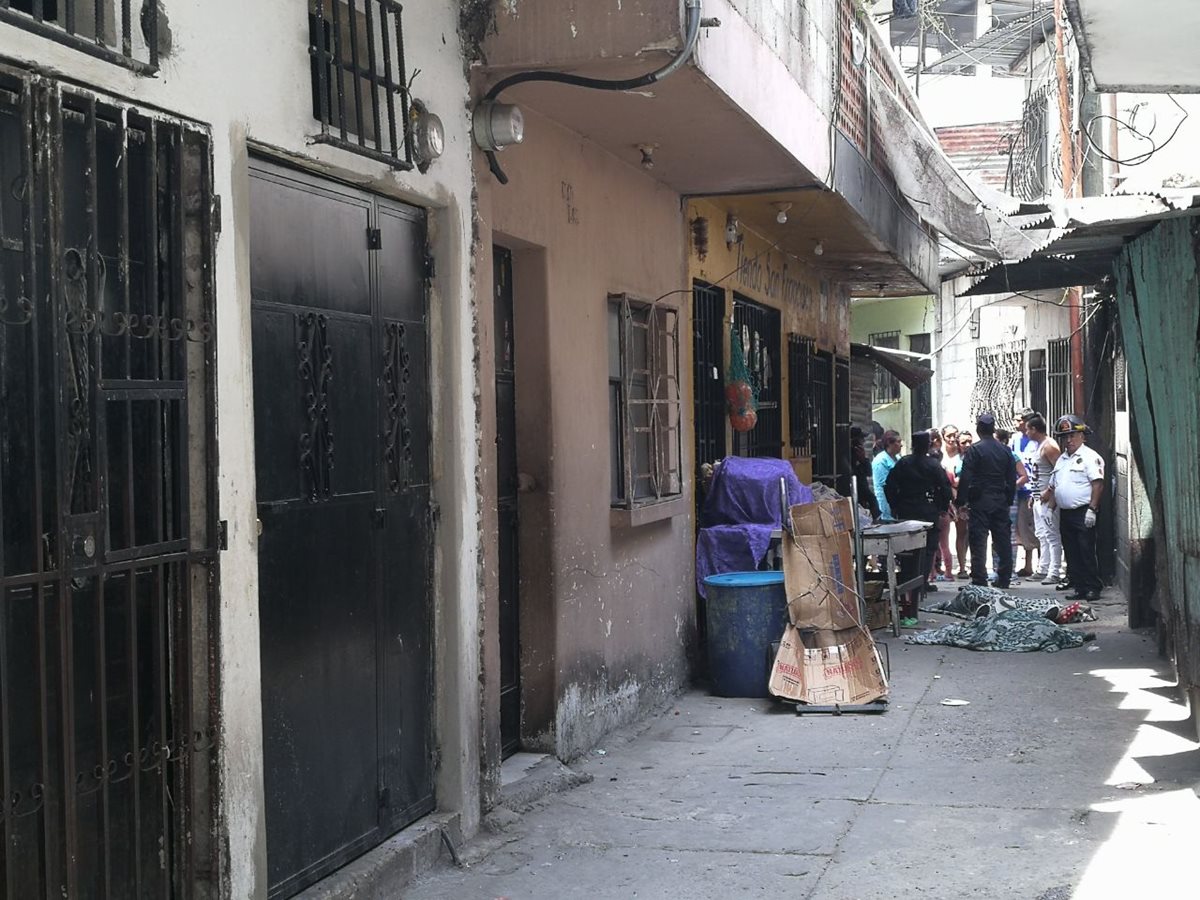 Callejón donde murieron baleadas dos hermanas en la zona 7. Foto Prensa Libre: Estuardo Paredes.