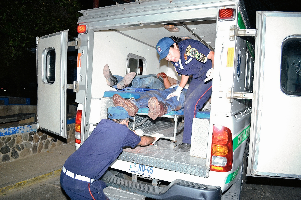 Los heridos fueron ingresados en la emergencia del Hospital Nacional de Zacapa. (Foto Prensa Libre: Víctor Gómez)