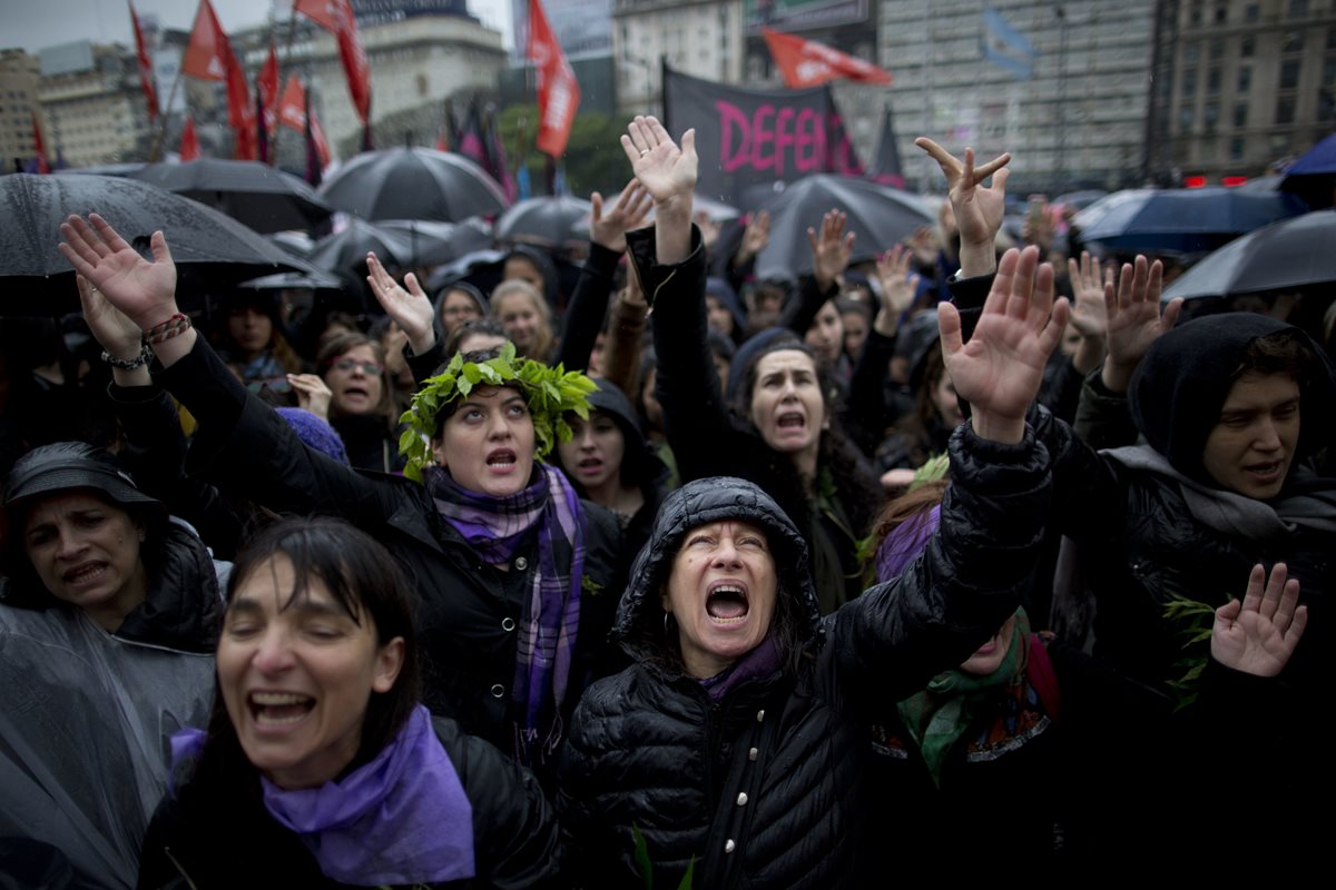 Mujeres argentinas durante una de las marchas que efectuaron el 2016 en contra de la violencia de género. (Foto Prensa Libre: AP).