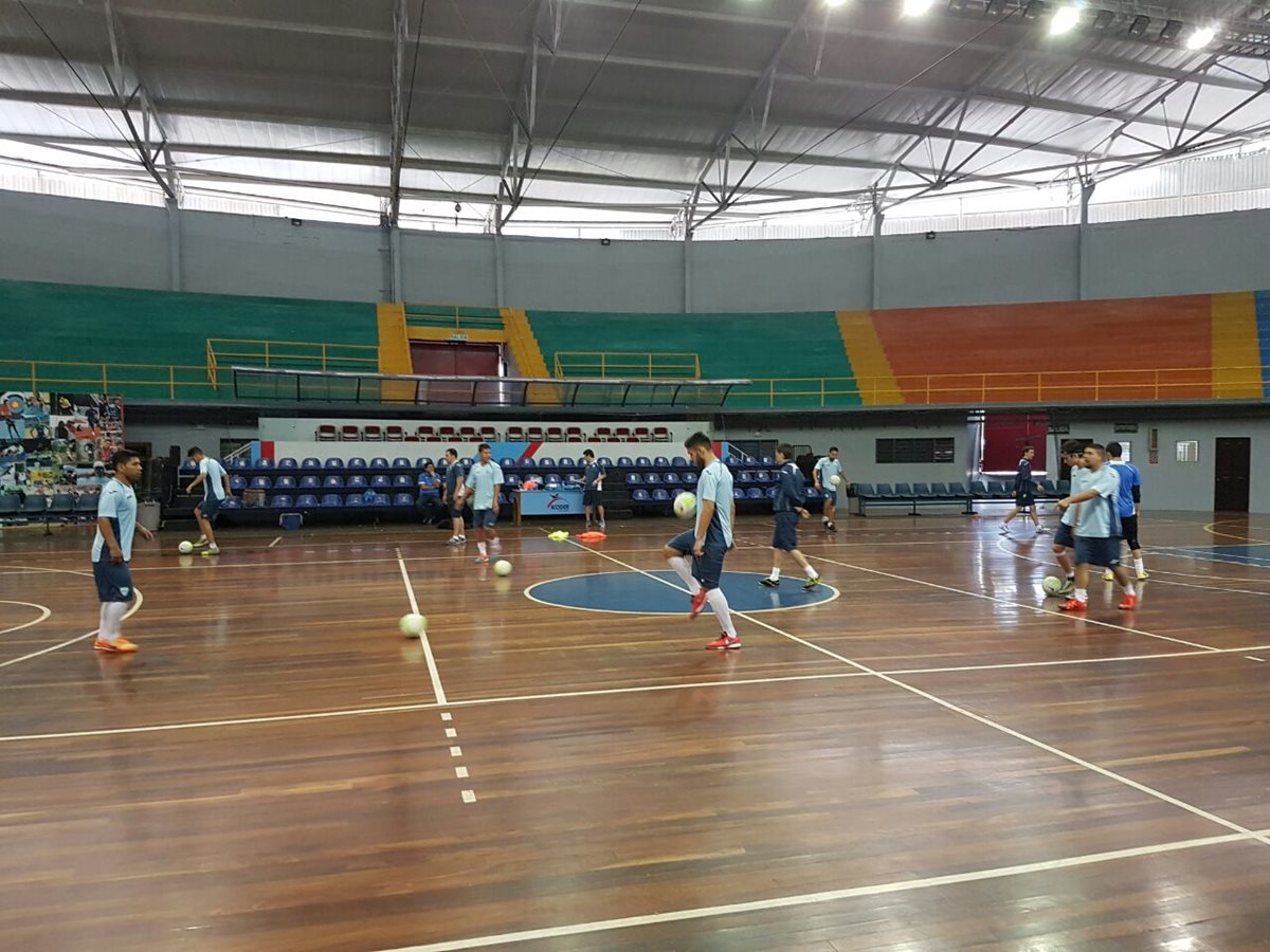 Selección de Guatemala de futsal hizo un breve entrenamiento esta mañana, enfocado al duelo frente a los catrachos. (Foto Prensa Libre: Norvin Mendoza)