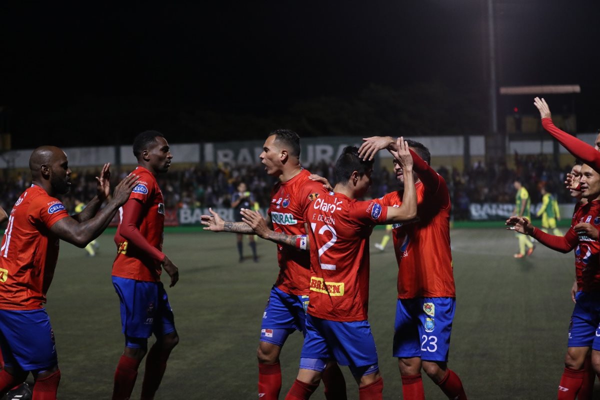 Municipal jugó uno de sus mejores partidos del torneo y se quedó con el boleto hacia la final. (Foto Prensa Libre: Edwin Fajardo)