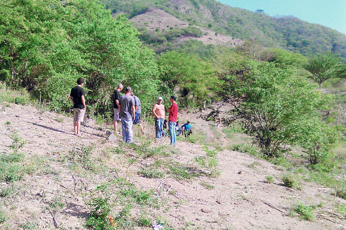 Pobladores observan el lugar donde fue hallado el cuerpo carbonizado de un hombre en el camino a la aldea Tierra Colorada, San José La Arada, Chiquimula.  (Foto Prensa Libre: Edwin Paxtor)