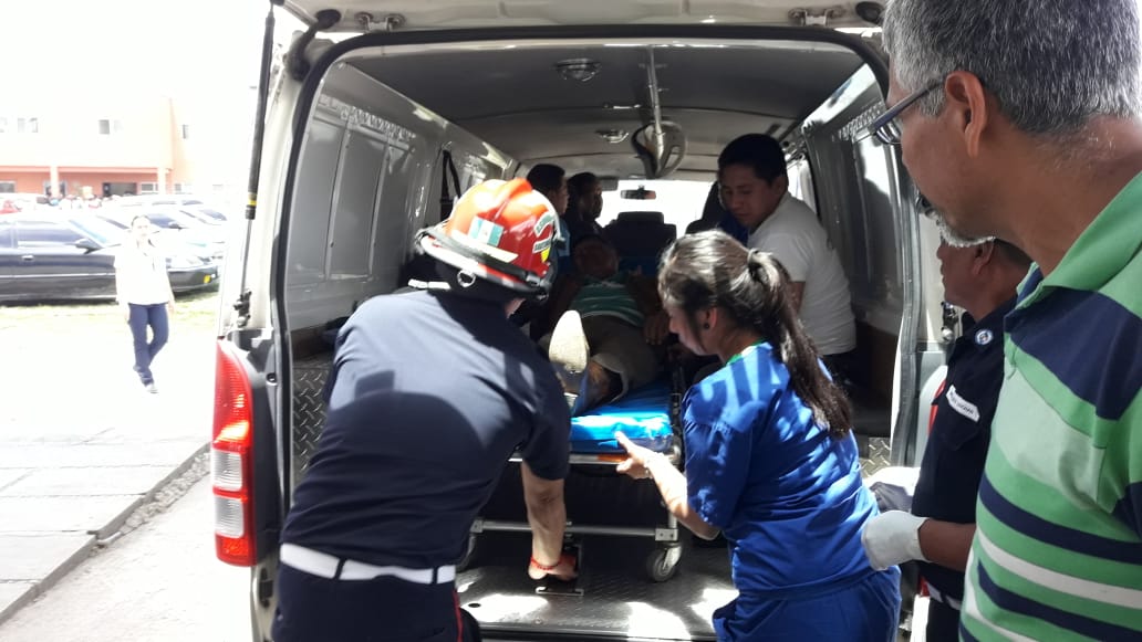 Los Bomberos Municipales Departamentales trasladan a los concejales de Patzicía heridos al Hospital Nacional de Chimaltenango. (Foto Prensa Libre: Cortesía Víctor Chamalé)