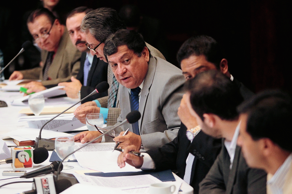 La pesquisidora presidida por Baudilio Hichos durante su renuión este lunes en el Salón del Pueblo del Congreso. (Foto Prensa Libre: Erick Ávila)