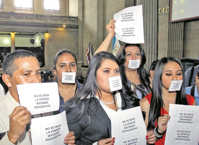 Las violaciones a la libertad de informar ya no son una característica exclusiva de los regímenes autoritarios y de las dictaduras. (Foto Prensa Libre: Hemeroteca PL)