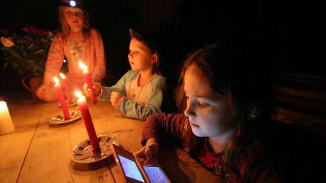 Cuando hay una emergencia, el celular descargado es una de las principales preocupaciones de las personas. (Foto Prensa Libre: GETTY IMAGES)