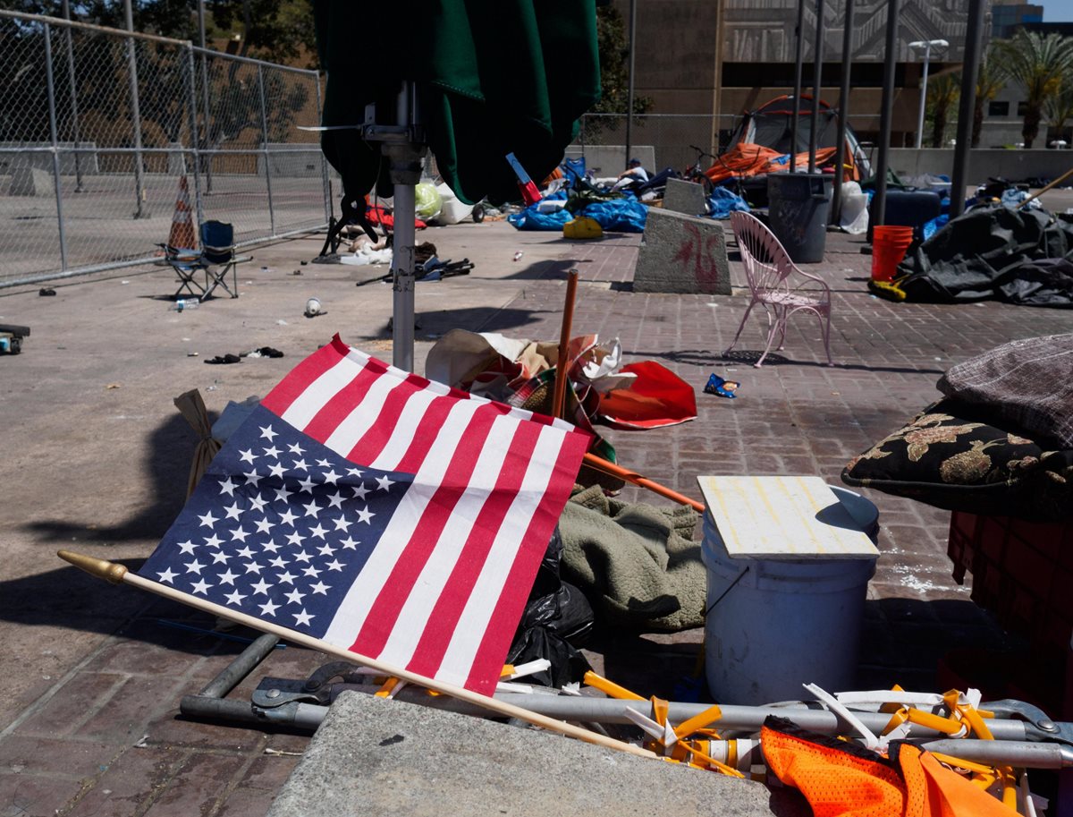 Restos de un campamento de personas sin hogar en el Condado de Orange en Santa Ana, California, EE.UU.(EFE).