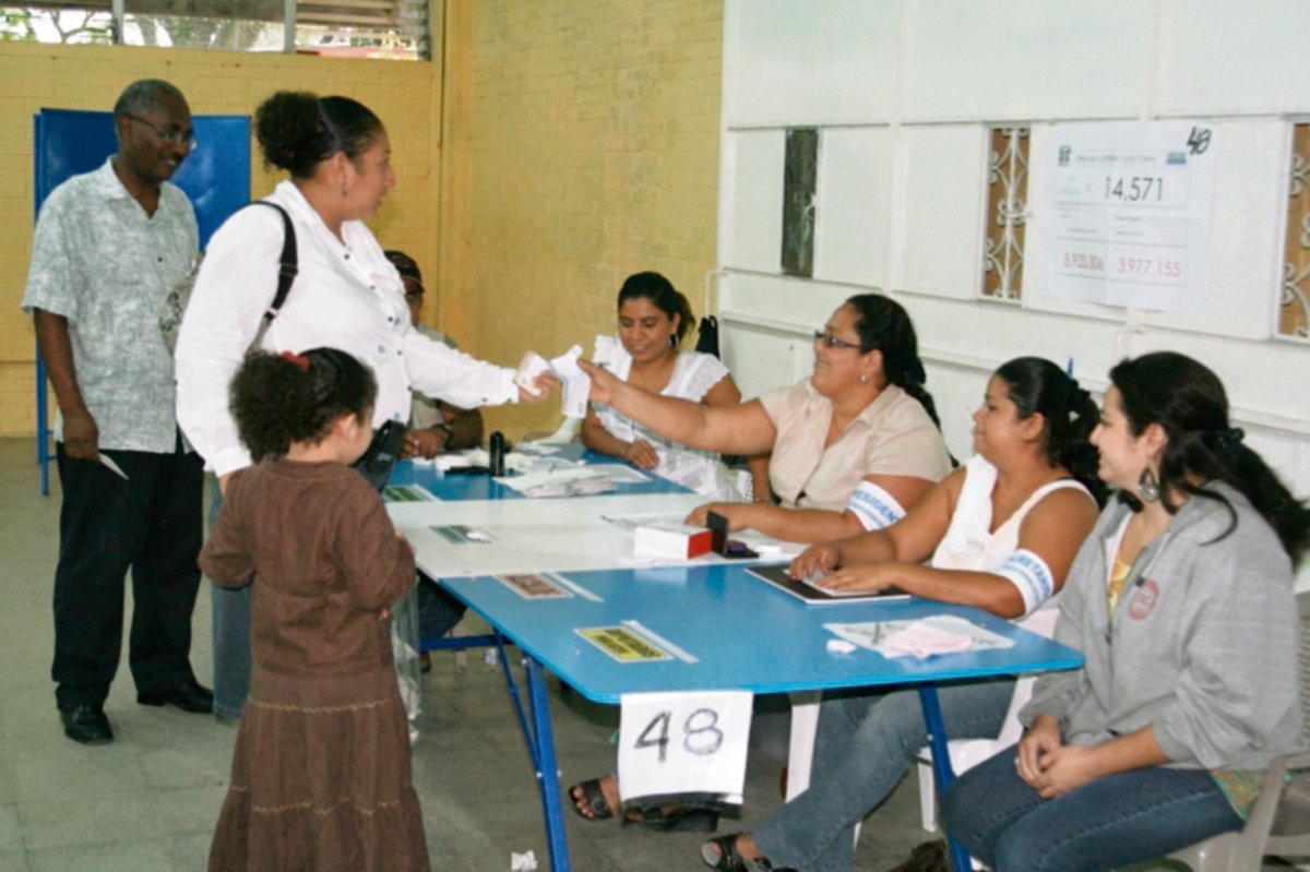 El 30 por ciento de abstencionismo en 1999 y 2011 son los registros más bajos que se han registrado en comicios recientes. (Foto Prensa Libre: Hemeroteca PL)