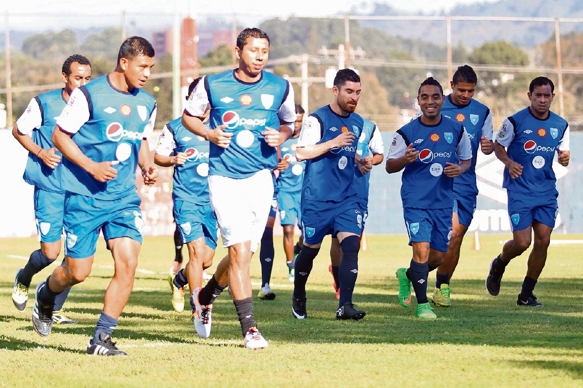 Juan JosÉ Paredes —centro— está feliz de regresar a la Azul y Blanco. Ahora peleará, con Ricardo Jerez, por ser el titular en la portería. (Foto Prensa Libre:Allan Martínez)