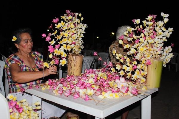 Vecina de Flores, Petén, elabora enchibes durante actividad desarrollada el año pasado.