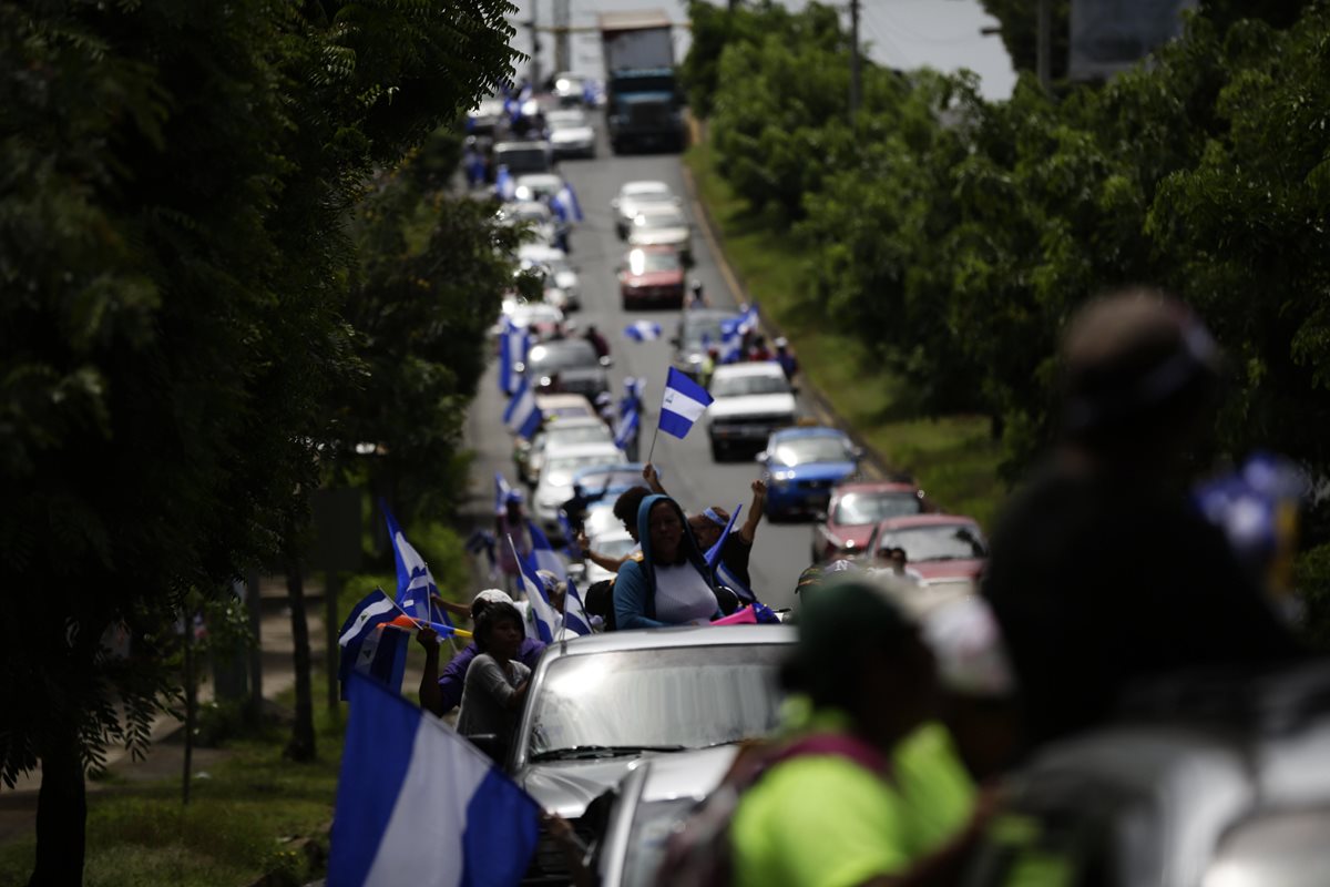 Cientos de nicaragüenses participan en la caravana “Nicaragua no olvida, Nicaragua no se rinde”, exigen el desarme de los grupos afines a Ortega.