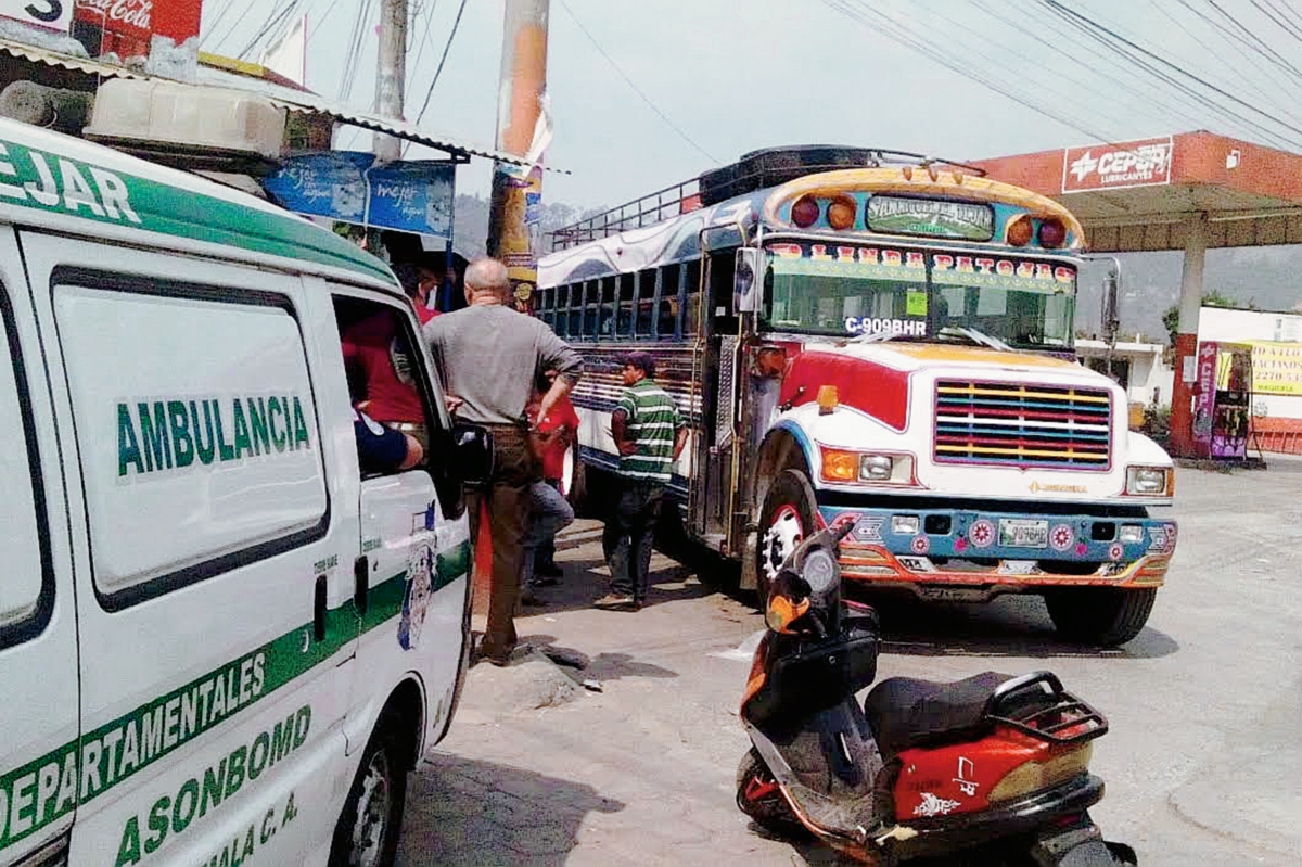 Unidad en  la que fue atacado a balazos el piloto Byron Rolando  Ovando Tobar, en El Tejar, Chimaltenango. (Foto Prensa Libre: Renato Melgar)